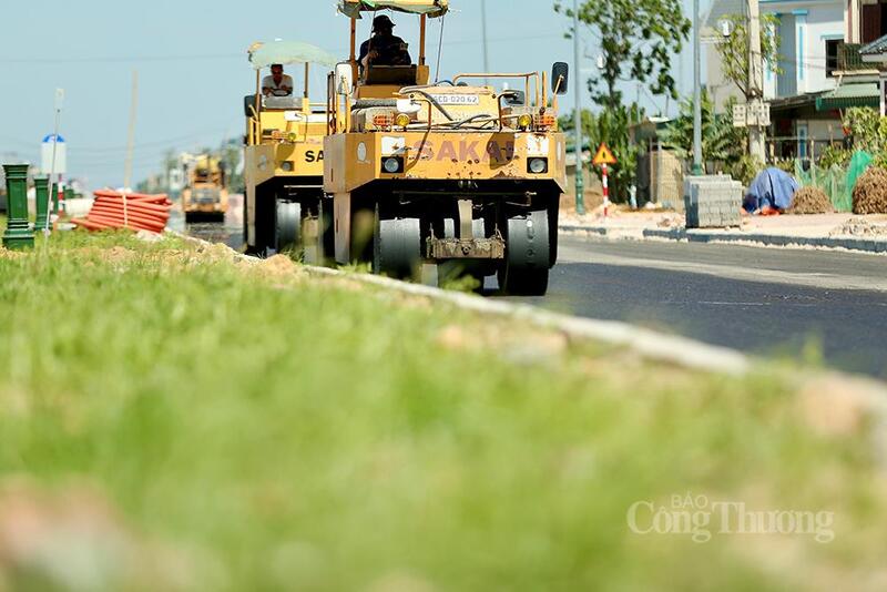 Những ngày cuối tháng 5, nền nhiệt tại Thanh Hoá liên tục tăng, chạm ngưỡng hơn 40 độ C. Ngoài trời, mặt đường bỏng rát, hơi nóng hắt lên như thiêu đốt. Trong điều kiện thời tiết khắc nghiệt ấy, rất nhiều công nhân xây dựng, công nhân môi trường, thợ đổ nhựa đường hay lao động tại các công trình vẫn phải căng mình làm việc để bảo đảm tiến độ.