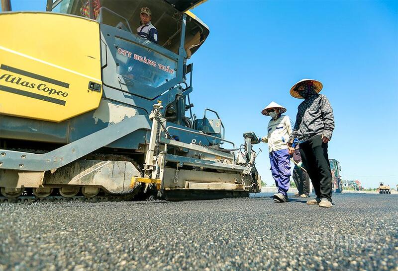 “Chúng tôi bố trí thời gian làm việc linh hoạt, tăng cường thi công vào sáng sớm và chiều muộn, đồng thời chuẩn bị đầy đủ nước uống, nước điện giải, khẩu phần ăn và các vật dụng chống nắng cho công nhân. Những ngày cao điểm nắng nóng, cán bộ kỹ thuật thường xuyên nhắc nhở anh em nghỉ giải lao hợp lý để bảo đảm an toàn sức khỏe”, anh Phan nói.