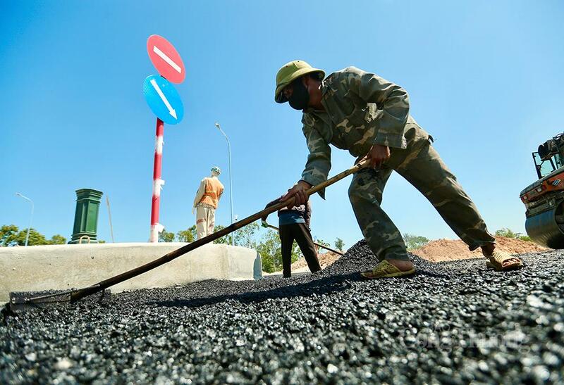 “Có hôm làm từ sáng tới chiều, người lúc nào cũng nóng hầm hập. Mặt đường nhựa dưới trời nắng bốc hơi rất khó chịu, nhiều lúc vừa lái xe lu vừa phải uống nước liên tục để tránh bị choáng”, anh Tú nói.