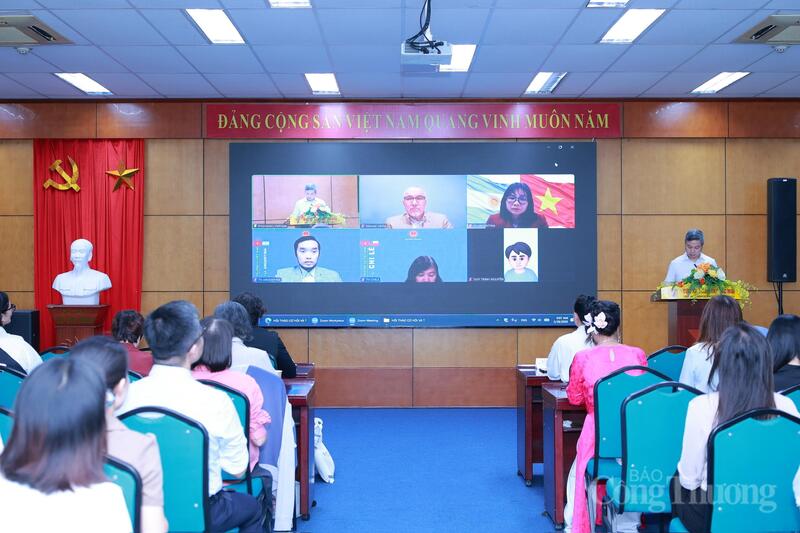 Hội thảo “Cơ hội và thách thức phát triển thị trường Nam Mỹ” diễn ra theo hình thức trực tiếp kết hợp trực tuyến ngày 28/5. Ảnh: Quỳnh Trang