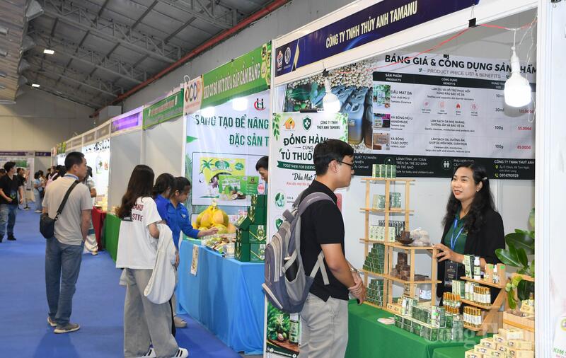 Doanh nghiệp Việt Nam trưng bày, giới thiệu sản phẩm tại triển lãm.
