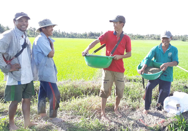 Nông dân cần thay đổi tập quán canh tác, sử dụng phân bón hợp lý và áp dụng kỹ thuật mới để nâng cao hiệu quả sản xuất. Nông dân cần thay đổi tập quán canh tác, sử dụng phân bón hợp lý và áp dụng kỹ thuật mới để nâng cao hiệu quả sản xuất.