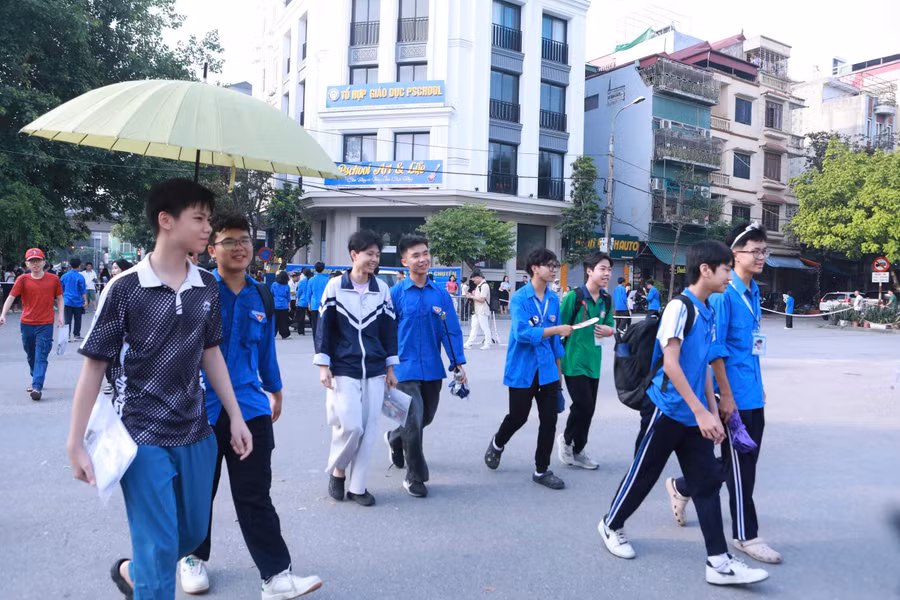 Đúng 8h sáng 1/6, các thí sinh sẽ bước vào môn thi chuyên đầu tiên. h9.jpg