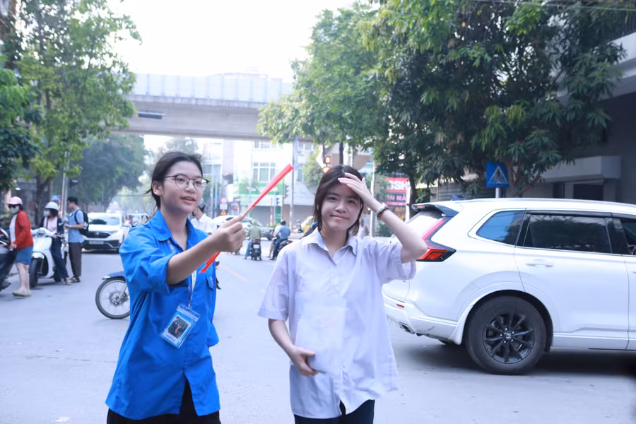 Các thí sinh được đón tiếp ngay từ cổng. h5.jpg