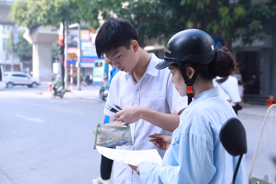 Mẹ và con cùng soát lại các đồ dùng cần thiết trước khi vào phòng thi. h3.jpg