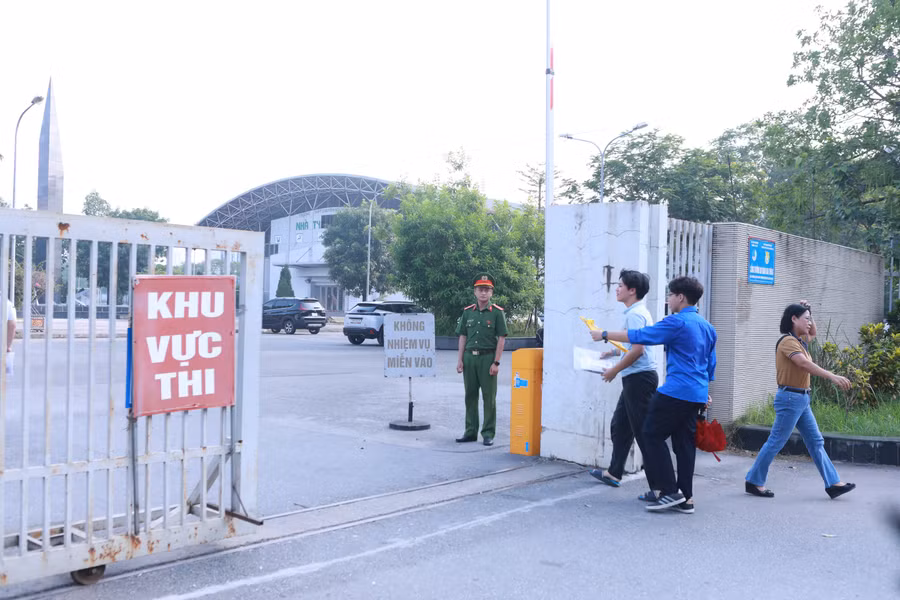 Lực lượng Công an cũng có mặt từ sớm để làm nhiệm vụ. h7.jpg