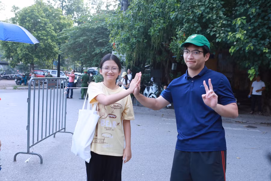 Anh trai và em gái tự tin trước giờ thi chuyên. h2.jpg