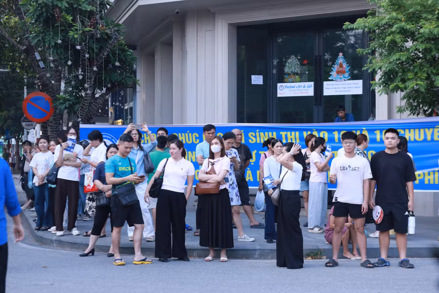 Nhiều bậc phụ huynh đứng chờ con bên ngoài. h6.jpg