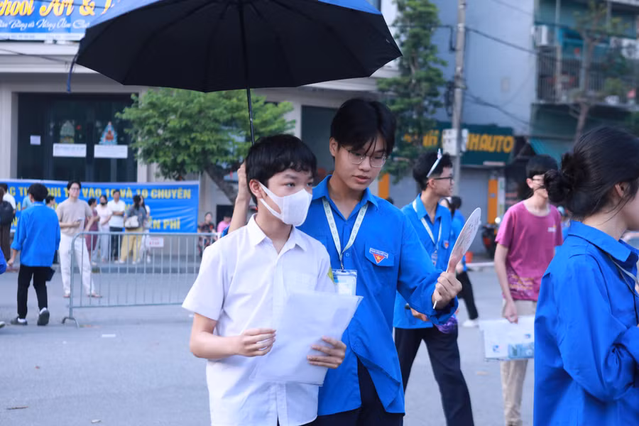 Tình nguyện viên cũng lưu ý các thí sinh về những vật dụng được phép và không được phép mang vào phòng thi. h11.jpg