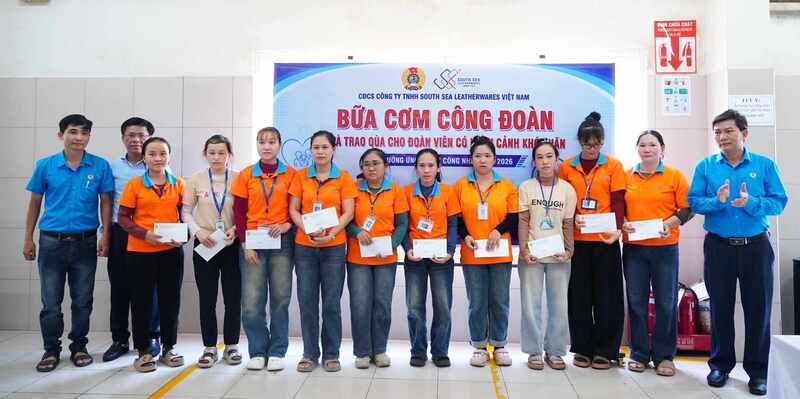 Đại diện Liên đoàn Lao động tỉnh trao quà cho đoàn viên, công nhân lao động có hoàn cảnh khó khăn tại Công ty TNHH Mensa Industries. Ảnh: Viên Nguyễn