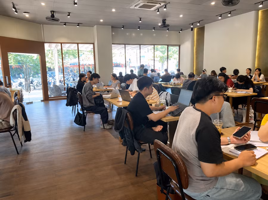 Quán cà phê, thư viện trở thành điểm tránh nóng lý tưởng của sinh viên. khong-gian-ben-trong-mot-quan-ca-phe-tai-phuong-lien-chieu-dong-kin-sinh-vien-mang-laptop-den-hoc-bai-lam-do-an-giua-nhung-ngay-nhiet-do-ngoai-troi-tang-cao.png