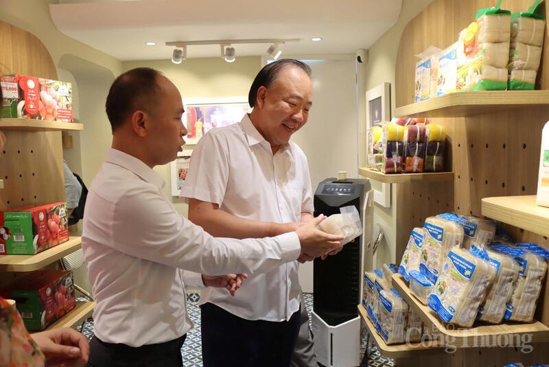 Ông Trần Hữu Linh, Cục trưởng Cục Quản lý và Phát triển thị trường trong nước tìm hiểu thông tin về các sản phẩm