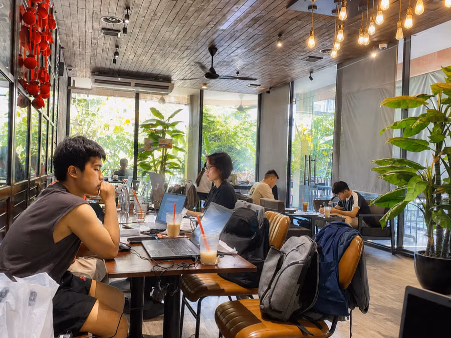Nhiều sinh viên ngồi hàng giờ tại quán cà phê để học tập, làm việc thay vì ở lại những căn phòng trọ nóng bức, bí bách.