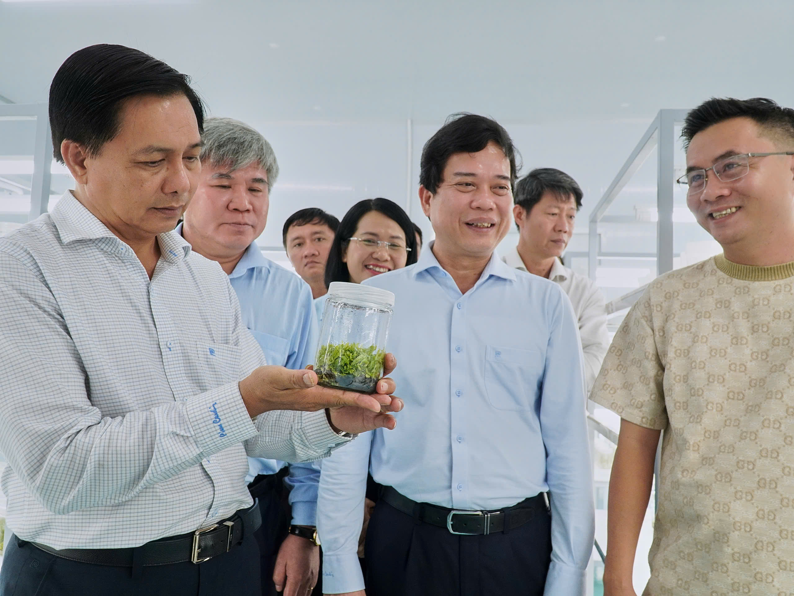 Bí thư Tỉnh ủy Vĩnh Long Trần Văn Lâu tham quan mô hình nông nghiệp công nghệ cao tại Công ty TNHH Công nghệ Sinh học ViGen.