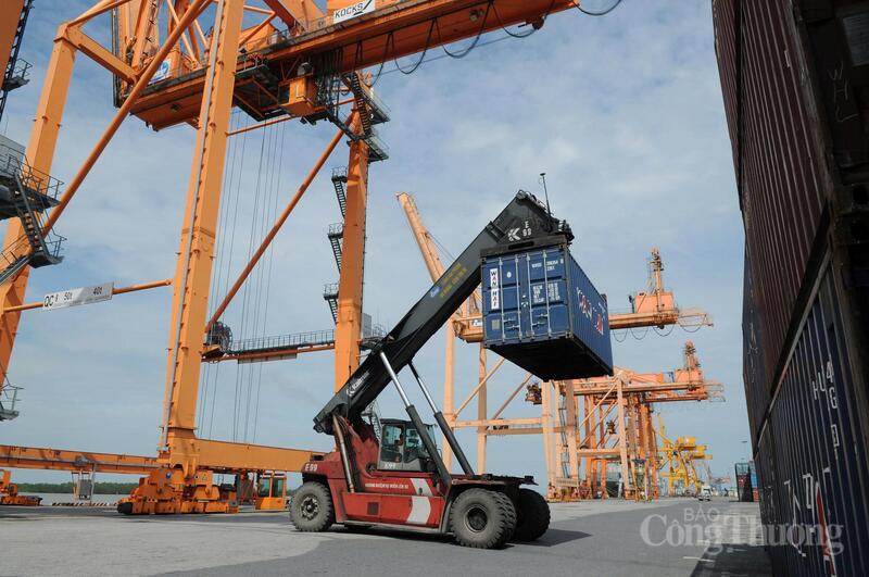 Nhập khẩu tăng cao những tháng đầu năm để phục vụ sản xuất. Ảnh: Cấn Dũng