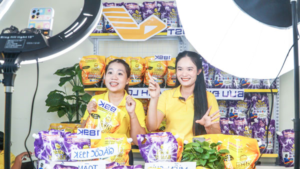 Đoàn viên Chi đoàn cơ sở Bưu điện tỉnh Vĩnh Long thực hiện phiên livestream bán hàng trực tuyến trên nền tảng Facebook nhân “ngày đôi” 6/6.