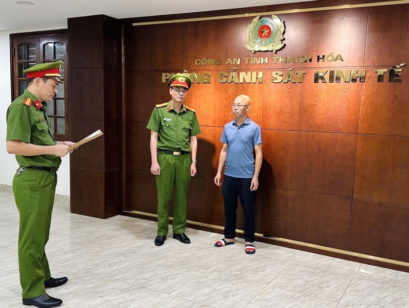 Ngày 05/6/2026, Cơ quan Cảnh sát điều tra Công an tỉnh Thanh Hoá đã khởi tố vụ án, khởi tố bị can đối với Nguyễn Sĩ Phương - Giám đốc Công ty TNHH thương mại dịch vụ Phương Tùng Ly về tội sản xuất, buôn bán hàng giả là lương thực, thực phẩm, phụ gia thực phẩm, theo quy định tại Điều 193, Bộ luật Hình sự. Ảnh: Công an Thanh Hóa