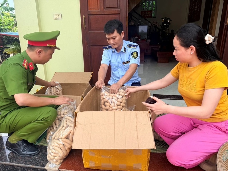 Lực lượng chức năng tỉnh Thanh Hóa phát hiện gần 70kg sản phẩm xúc xích không rõ nguồn gốc xuất xứ. Ảnh: Quản lý thị trường Thanh Hóa