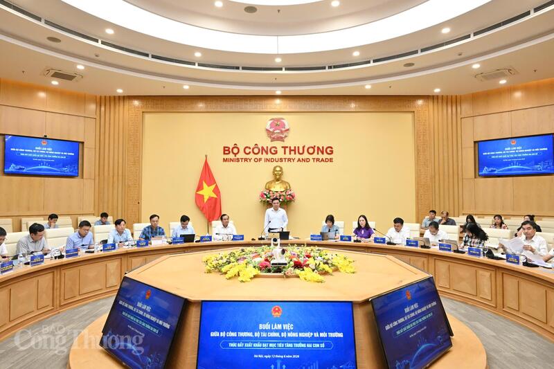 Toàn cảnh buổi làm việc. Ảnh: Cấn Dũng