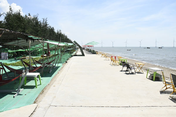 Điểm kinh doanh dịch vụ dọc bờ biển Ba Động đang phát triển đáp ứng nhu cầu của du khách.