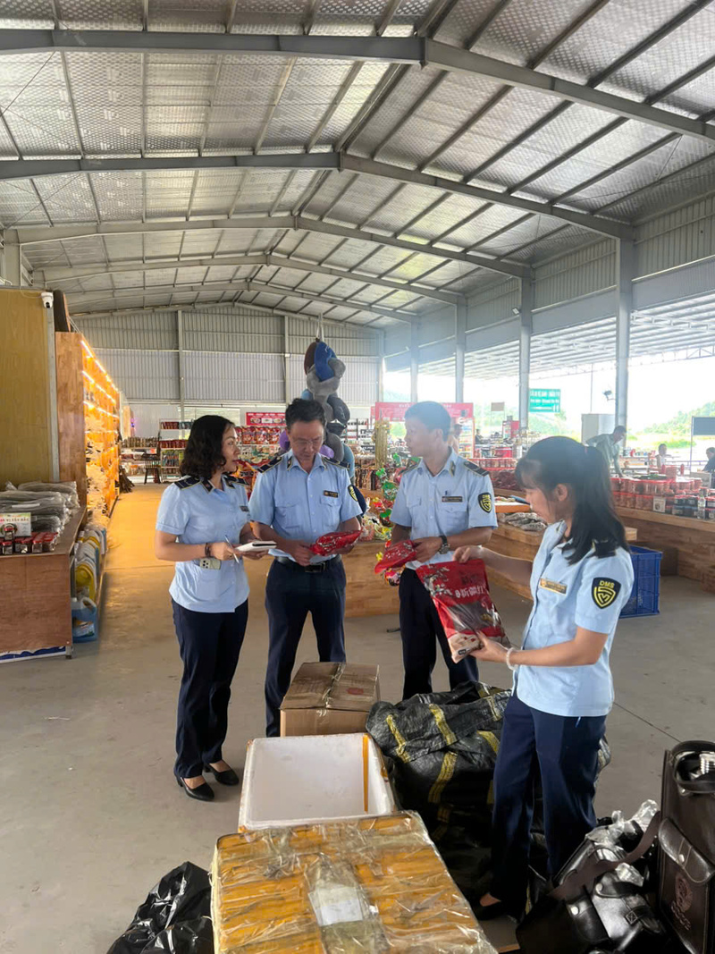 Lực lượng Quản lý thị trường Lào Cai tăng cường kiểm tra, quyết liệt đấu tranh đẩy lùi hàng giả, hàng xâm phạm sở hữu trí tuệ. Ảnh: LN