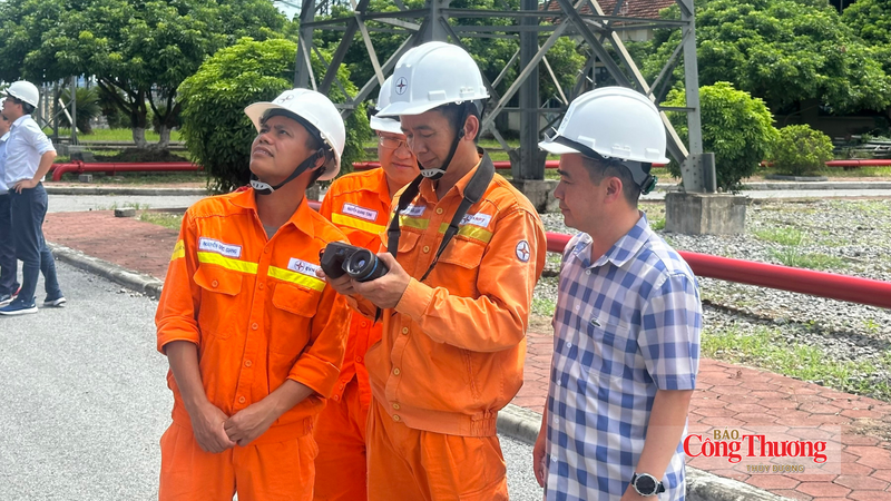 Công nhân vận hành kiểm tra thông số thiết bị giữa trời nắng nóng tại Trạm biến áp 500kV Nho Quan.