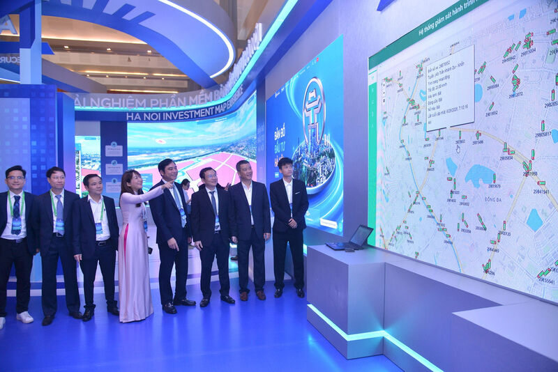 Các đại biểu trải nghiệm hệ thống quản lý dữ liệu tại không gian trưng bày của hội nghị. Ảnh: Thành Thái