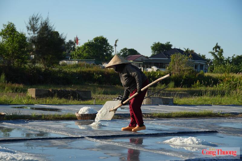 Để có được những hạt muối trắng tinh khiết, người dân phải trải qua chuỗi công đoạn vô cùng tỉ mỉ và nặng nhọc.