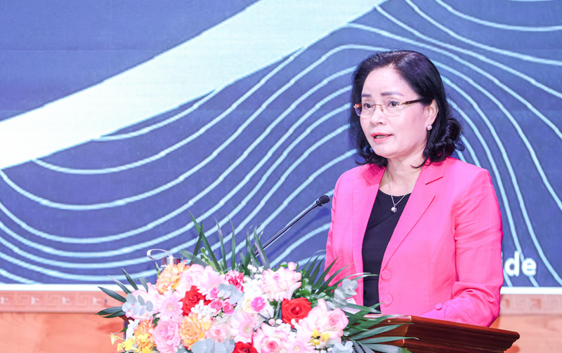 Thứ trưởng Bộ Văn hóa, Thể thao và Du lịch Trịnh Thị Thuỷ báo cáo kết quả hoạt động toàn ngành tại hội nghị. Ảnh: Tâm Ninh