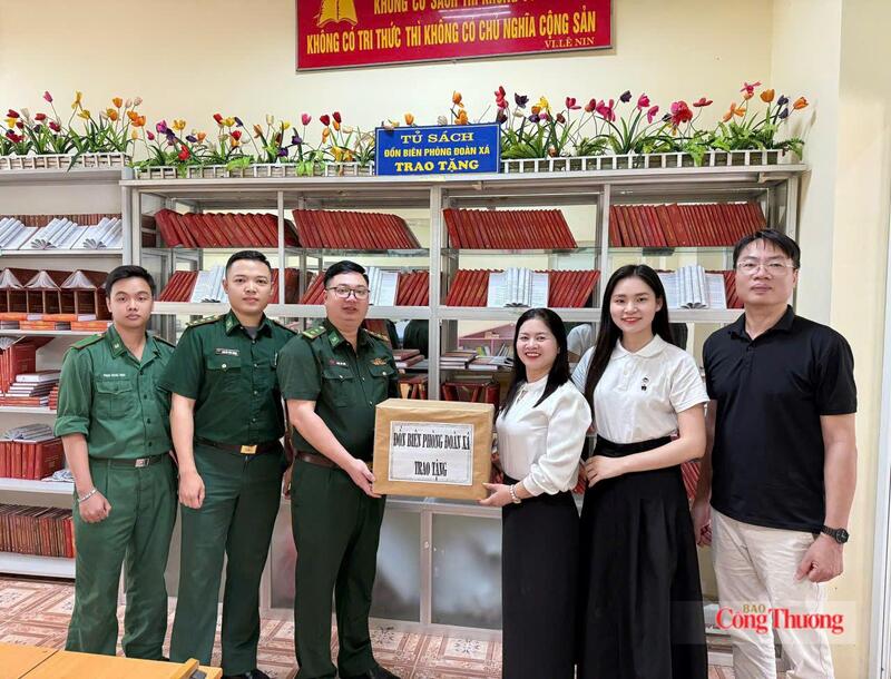 Đồn Biên phòng Đoàn Xá trao tặng hơn 500 đầu sách cho Trường Tiểu học Đại Hợp.