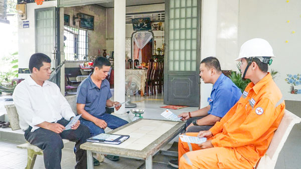 Công ty Điện lực Vĩnh Long triển khai giải pháp tuyên truyền tiết kiệm năng lượng.