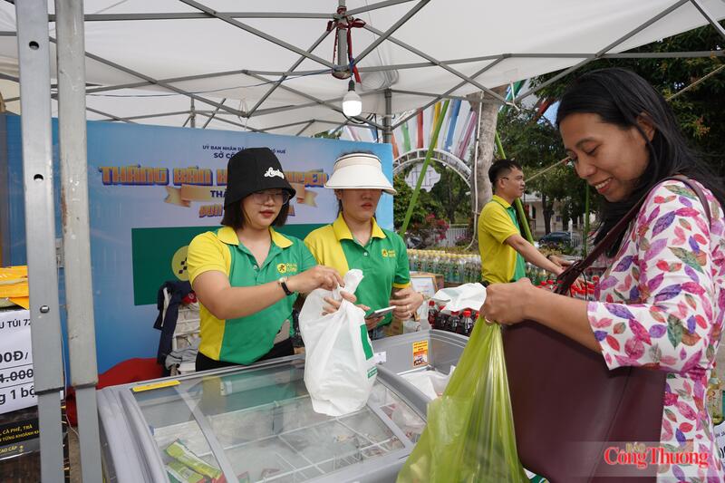 Hoạt động mua sắm diễn ra sôi động tại khu vực gian hàng.