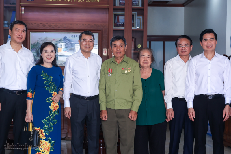Thủ tướng chụp ảnh lưu niệm cùng gia đình thương binh Vy Văn Nước- Ảnh: VGP/Nhật Bắc