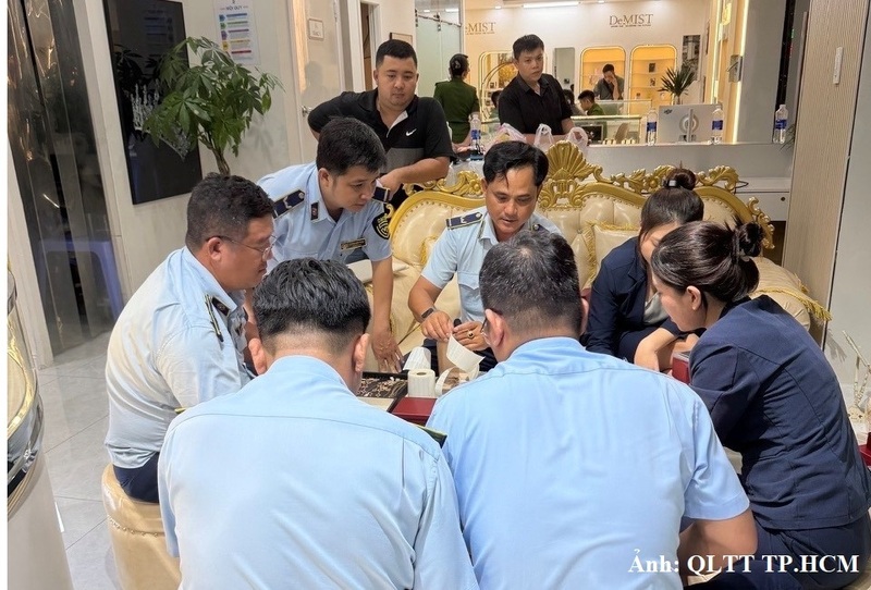 Lực lượng chức năng đột xuất kiểm tra, phát hiện trang sức có dấu hiệu giả mạo các nhãn hiệu trị giá hơn 1,3 tỷ đồng tại phường Tân Sơn Nhì.