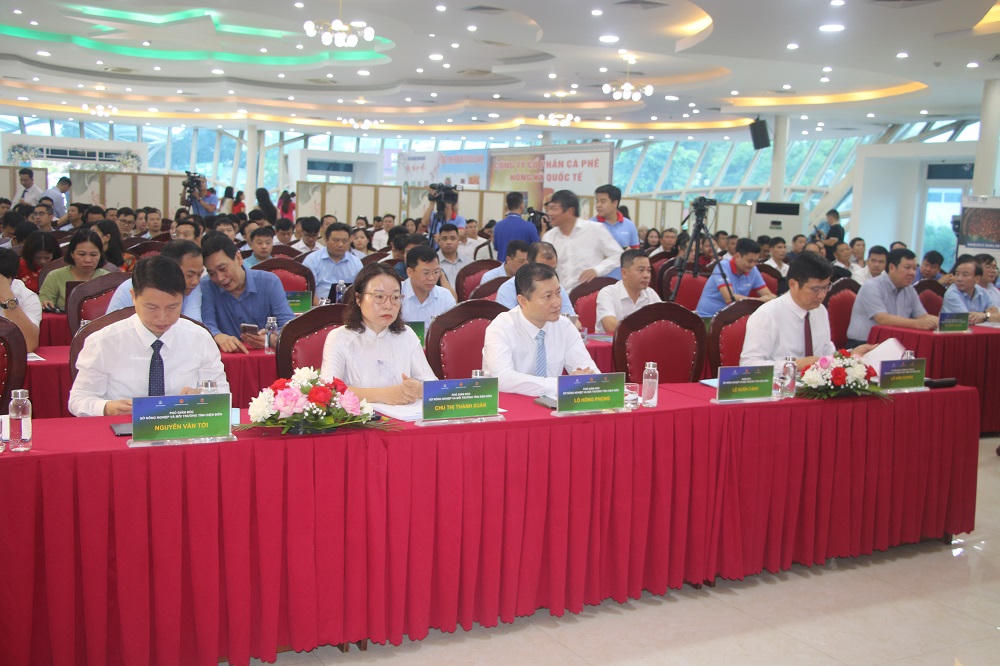 Các đại biểu tham dự diễn đàn (Ảnh: Quốc Định).