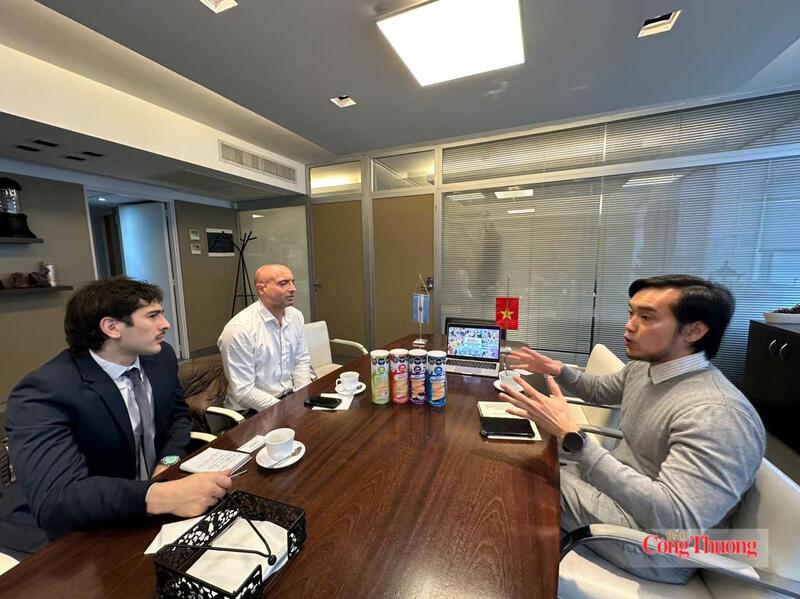 Ông Ngô Mạnh Khôi, Phụ trách Thương vụ Việt Nam tại Argentina (kiêm nhiệm Paraguay và Uruguay) trao đổi với đại diện Công ty CMA Paraguay. Ảnh: TV