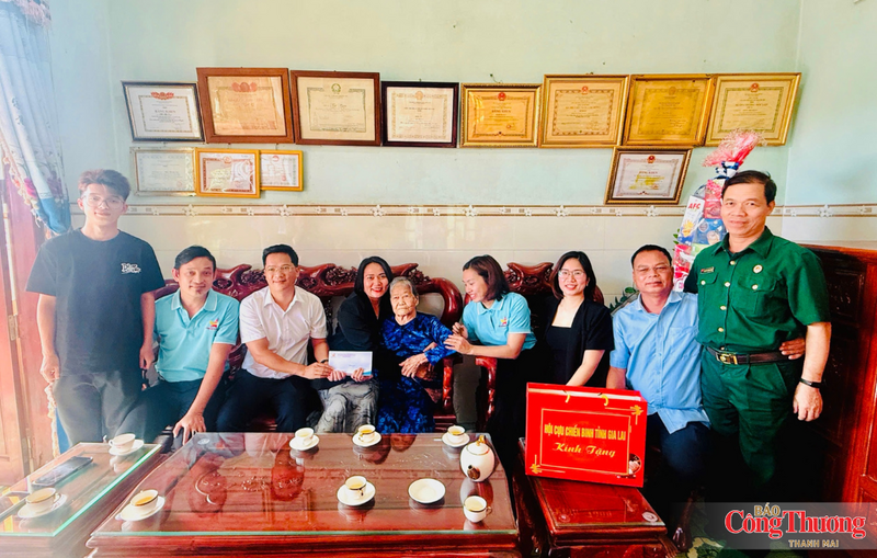 Hội Doanh nhân trẻ tỉnh Gia Lai phối hợp với Hội Cựu Chiến binh tỉnh Gia Lai tặng quà cho Mẹ Việt Nam Anh hùng Hồ Thị Đạt, sinh năm 1937, ở xã Kon Gang.