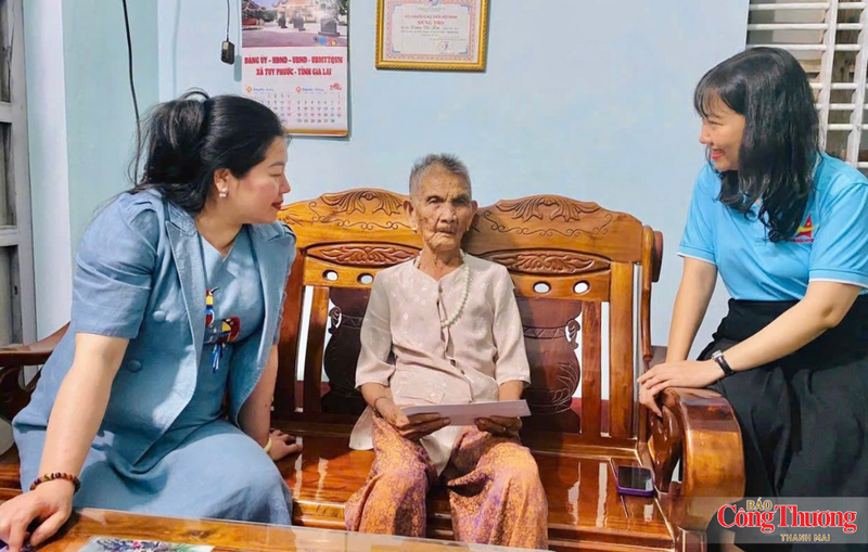 Hội Doanh nhân trẻ tỉnh Gia Lai cùng Hội Liên hiệp Phụ nữ tỉnh Gia Lai tặng quà cho Mẹ Việt Nam Anh hùng Trương Thị Liên, sinh năm 1932, ở xã Tuy Phước.