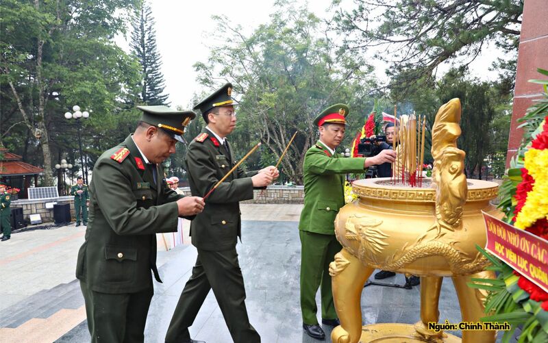 Các lực lượng vũ trang dâng hương tại Nghĩa trang Liệt sĩ Đà Lạt