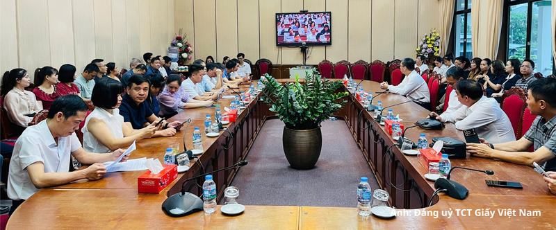 Đảng viên tham dự học tập quán triệt Nghị quyết tại điểm cầu Đảng bộ Tổng Công ty Giấy Việt Nam.