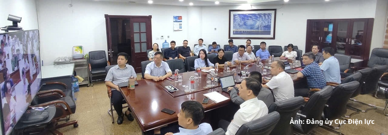 Đảng viên học tập, quán triệt, triển khai nghị quyết tại điểm cầu Đảng bộ Cục Điện lực.