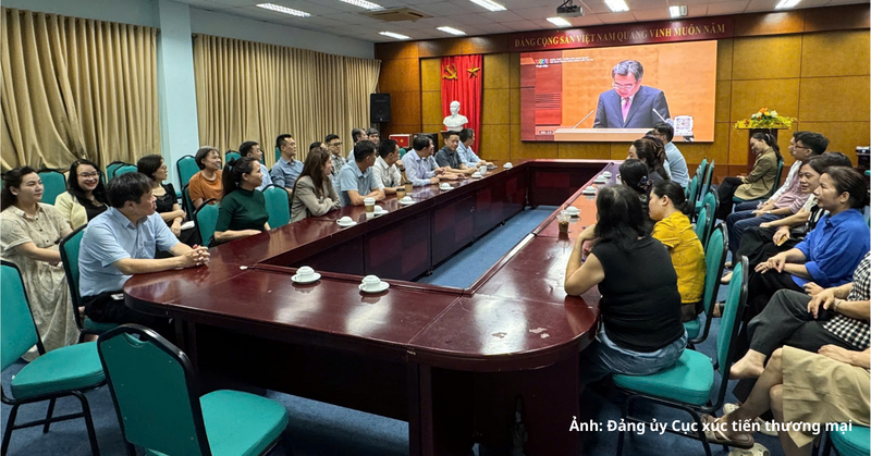 Đảng viên học tập, quán triệt, triển khai nghị quyết tại điểm cầu Đảng bộ Cục Xúc tiến thương mại.