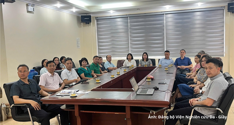 Đảng viên học tập, quán triệt, triển khai nghị quyết tại điểm cầu Đảng bộ Viện Nghiên cứu Da - Giầy.
