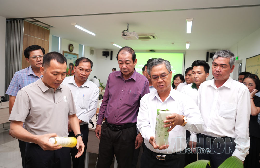 Đồng chí Châu Văn Hòa- Phó Chủ tịch UBND tỉnh tham quan nhà máy sản xuất sản phẩm từ dừa tại Betrimex. Ảnh: CẨM TRÚC