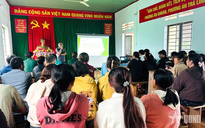 Đoàn Kinh tế - Quốc phòng 726 phối hợp tập huấn kỹ thuật chăm sóc vườn cây cho người lao động
