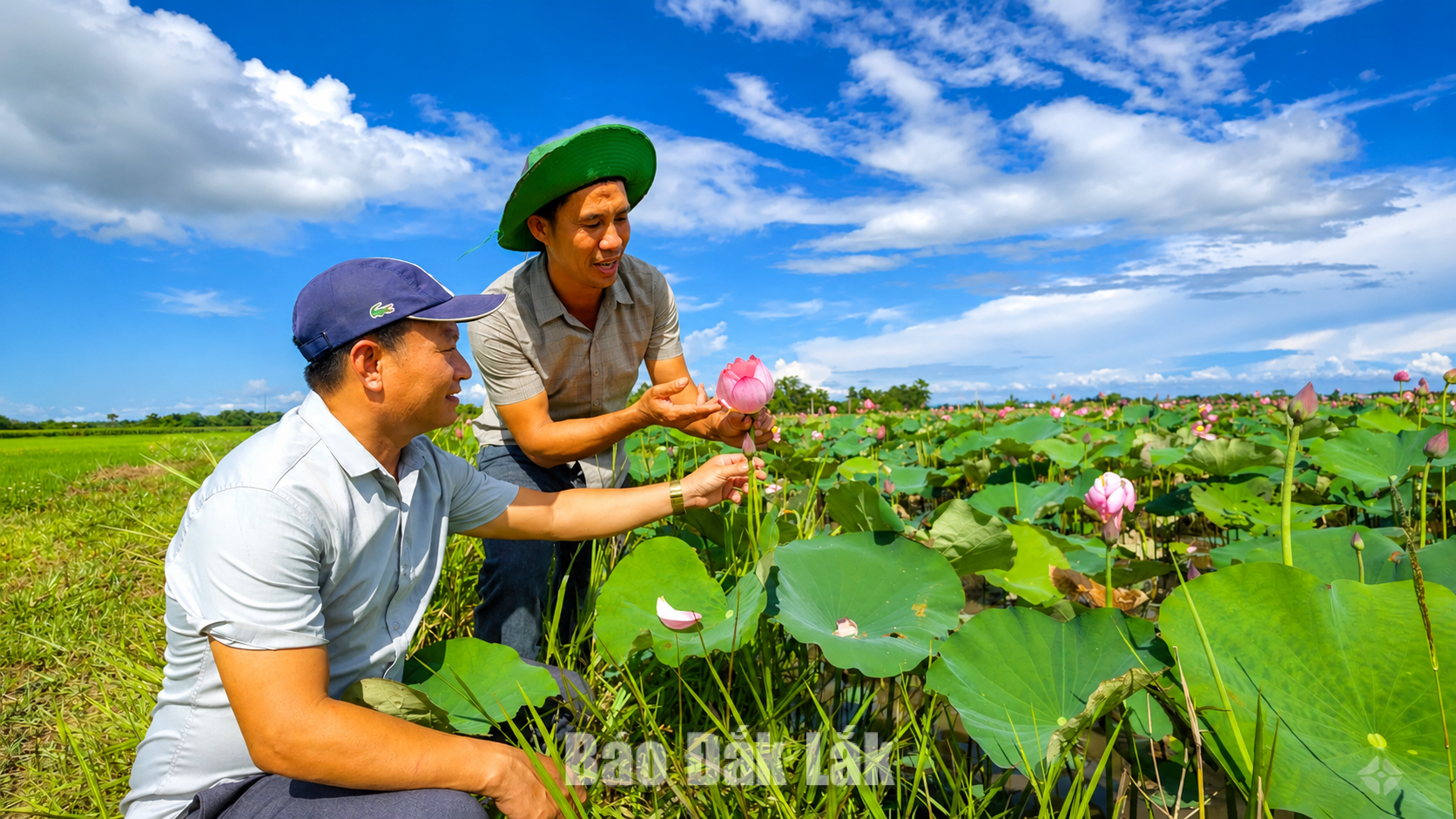 Cán bộ Phòng Văn hóa Xã hội Ea Bung thăm vườn sen của người dân.