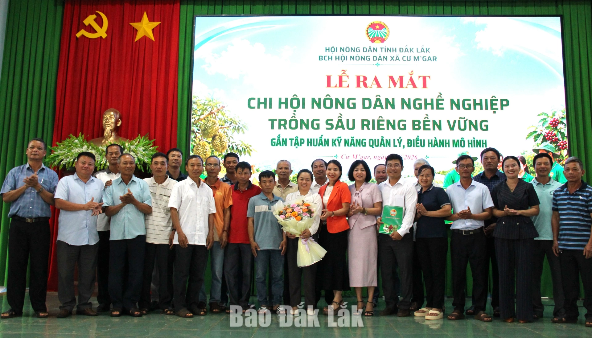 Đại diện Hội Nông dân tỉnh Đắk Lắk, chính quyền xã Cư Mgar tặng hoa và trao Quyết định thành lập Chi hội.