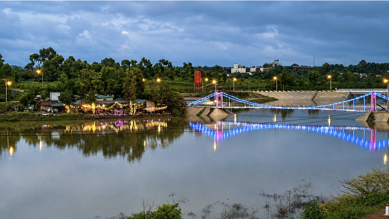 Hồ Phú Hòa tạo điểm nhấn cảnh quan, mở hướng phát triển thương mại, dịch vụ và du lịch. (Ảnh: UBND xã Chư Păh)