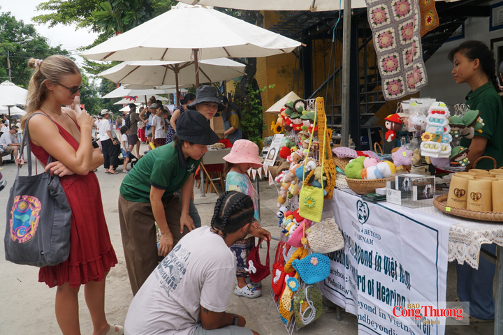 Các em nhỏ du khách quốc tế lại yêu thích các sản phẩm handmade