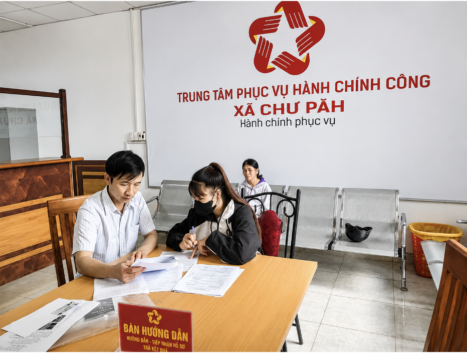 Cán bộ Trung tâm Phục vụ hành chính công hướng dẫn người dân giải quyết thủ tục hành chính. (Ảnh: UBND xã Chư Păh)